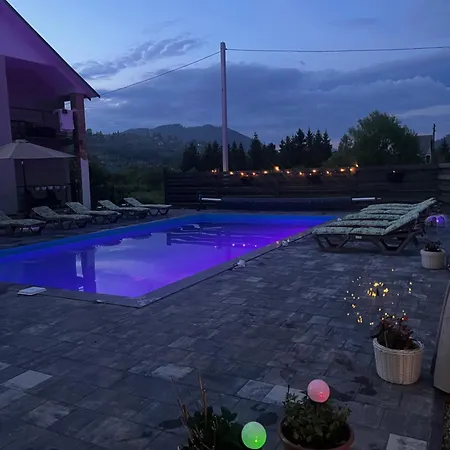 Guest house Koteg Lemberg з червня басейн з підігрівом 10 на 5 метрів Slavske