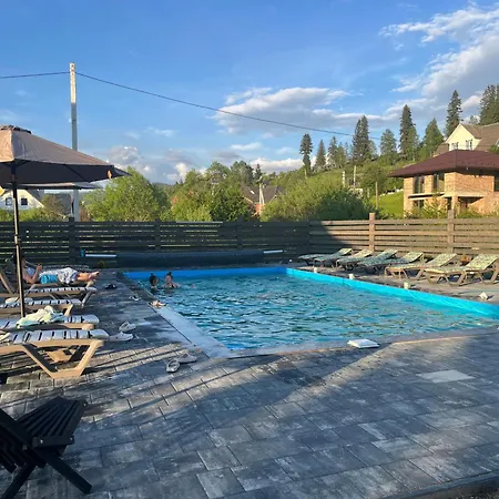 Guest house Koteg Lemberg з червня басейн з підігрівом 10 на 5 метрів Slavske